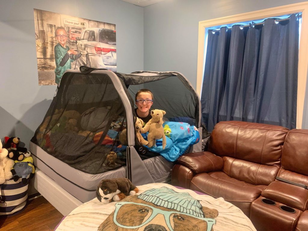 Jaden in The Safety Sleeper in einem Jungenzimmer