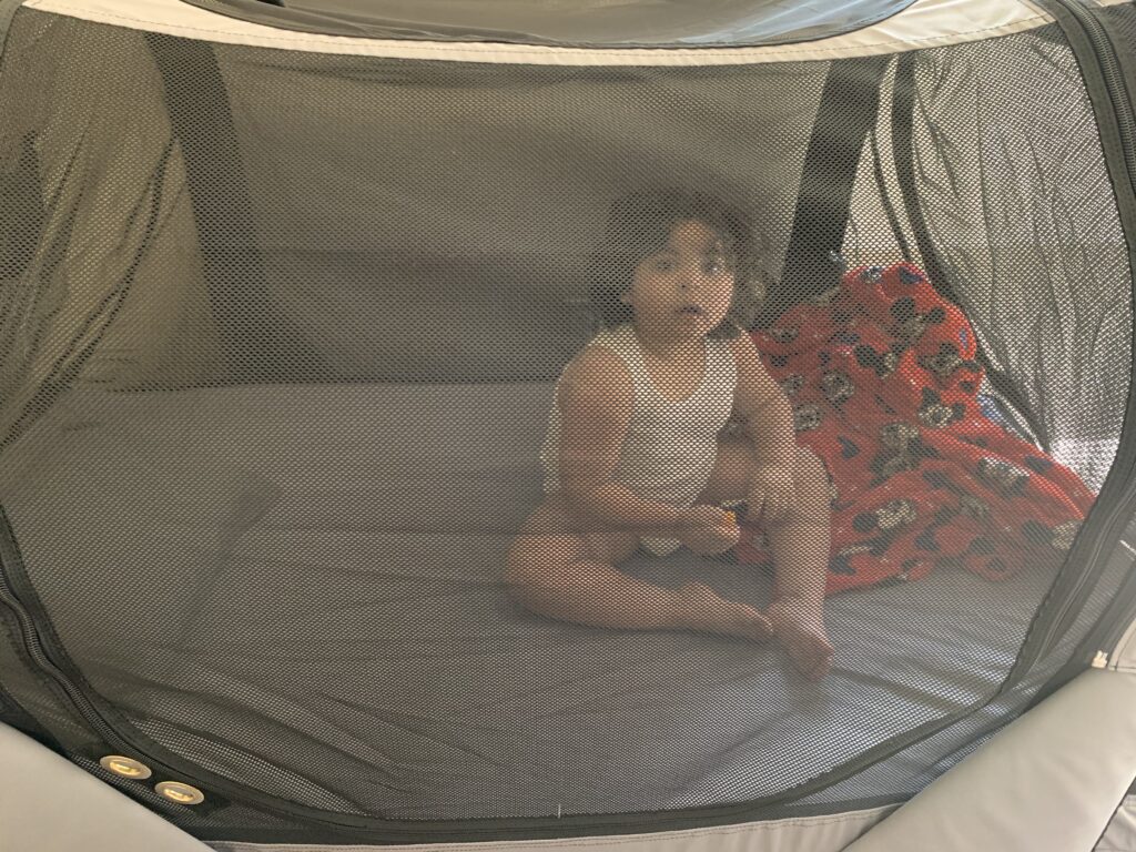 Kleines Kleinkind in The Safety Sleeper, einem vollständig geschlossenen Bettsystem für Personen mit besonderen Bedürfnissen.